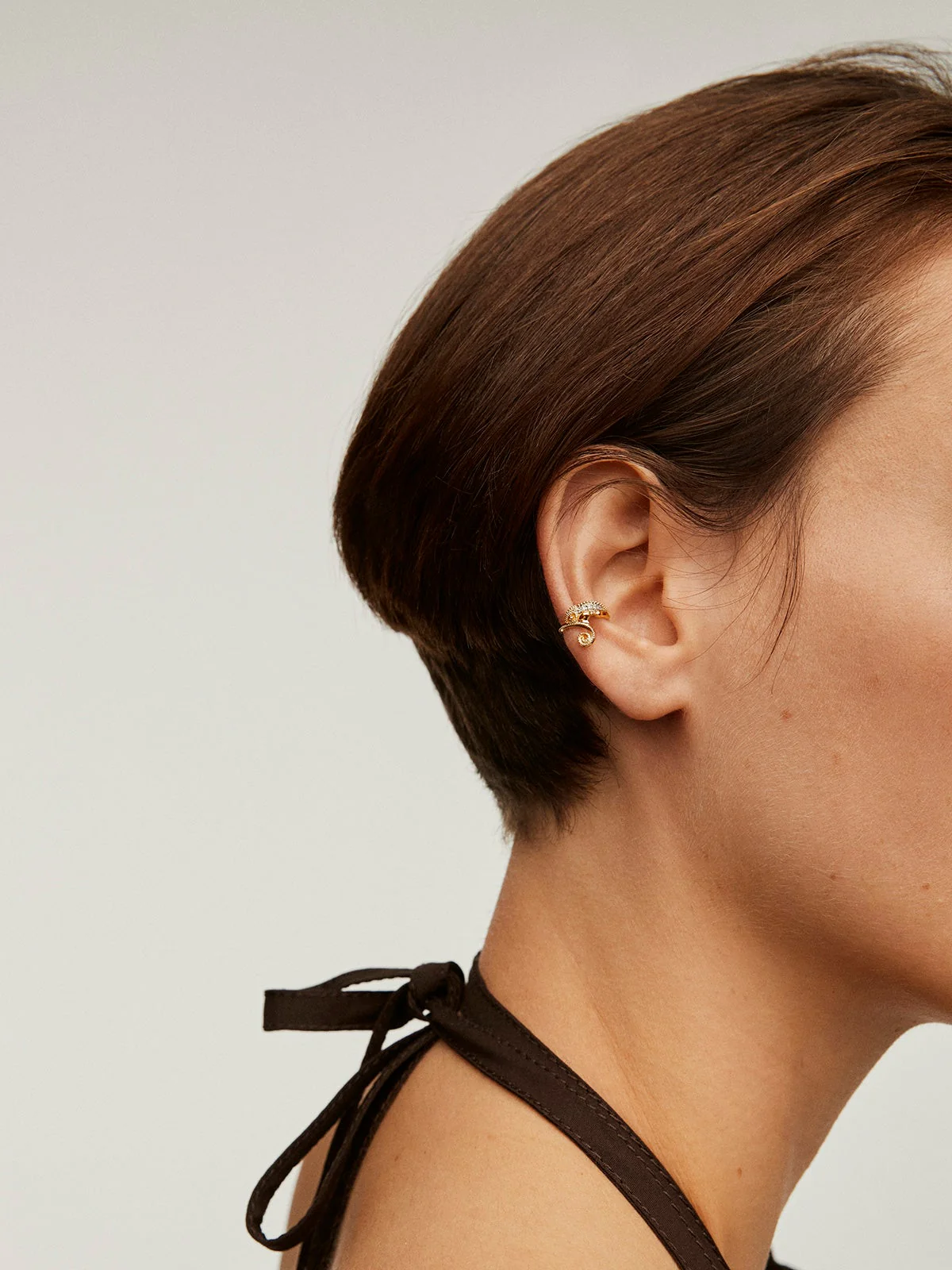 Pendiente earcuff de oro amarillo de 18K con diamantes con forma de camaleón - Image 2