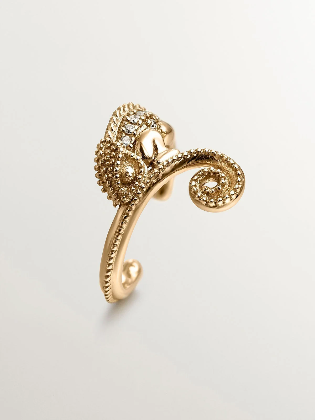Pendiente earcuff de oro amarillo de 18K con diamantes con forma de camaleón - Image 5