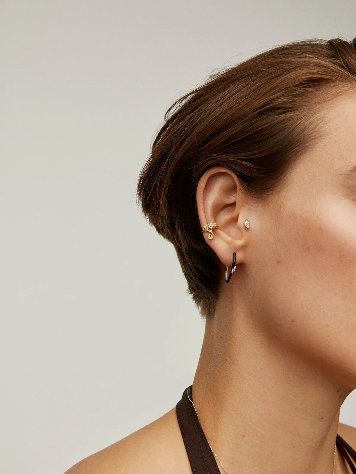 Pendiente earcuff de oro amarillo de 18K con diamantes con forma de camaleón - Image 6