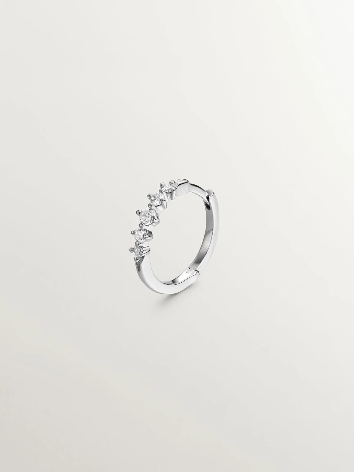 Pendiente individual de aro de oro blanco de 18k con diamantes 0,016 cts