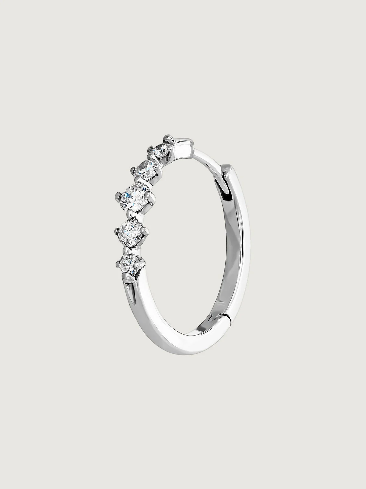 Pendiente individual de aro de oro blanco de 18k con diamantes 0,016 cts - Image 2