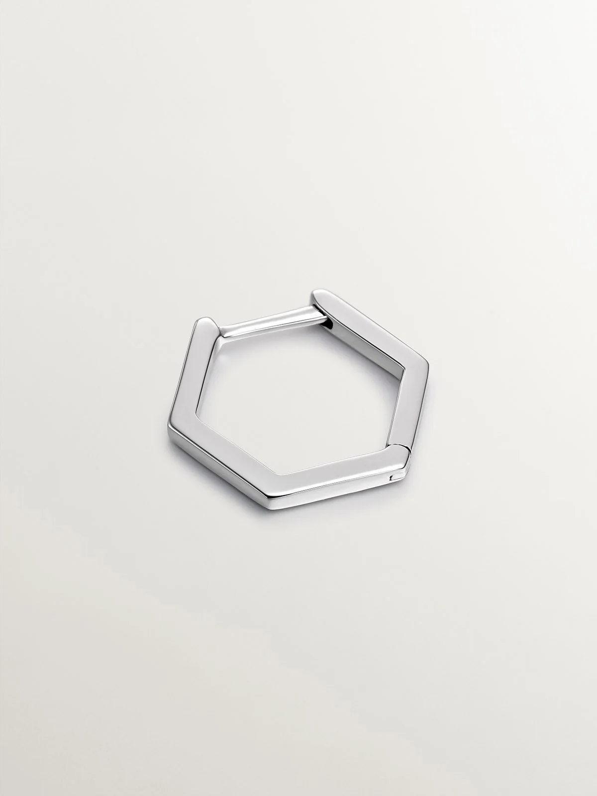 Pendiente individual de aro de oro blanco de 9K con forma hexagonal - Image 3