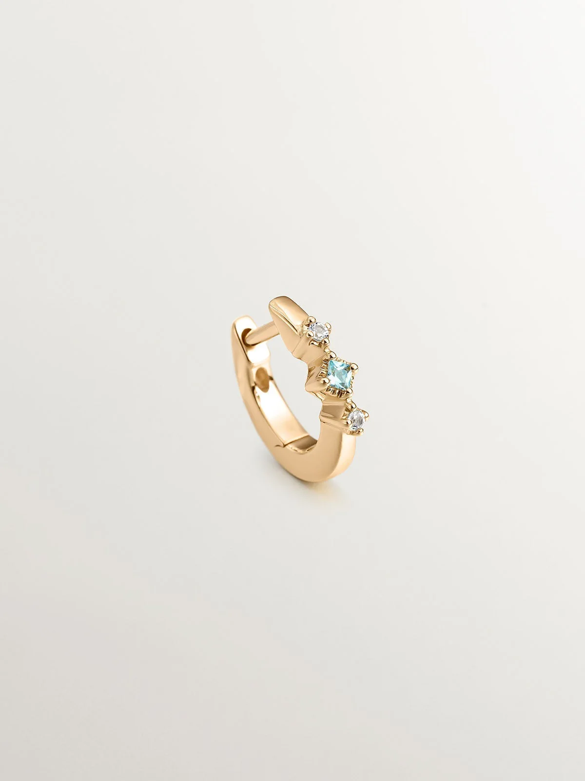 Pendiente individual de aro de plata 925 bañada en oro amarillo de 18K con topacios azules y blancos