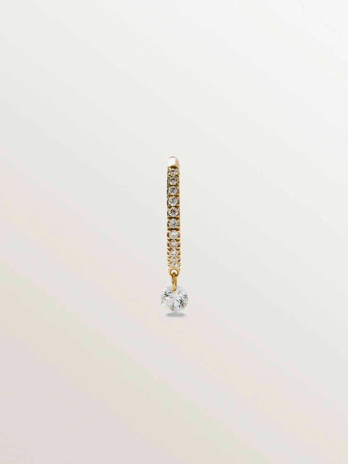 Pendiente individual de aro pequeño de oro amarillo de 18K con diamantes