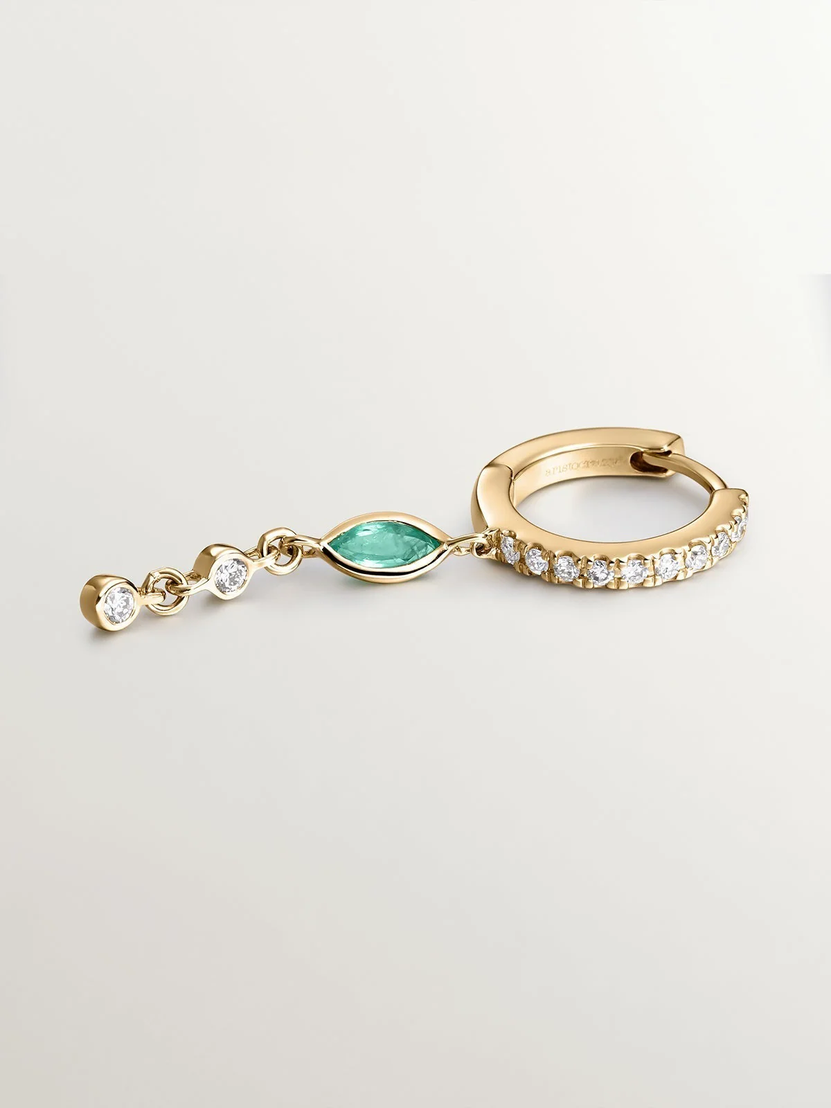 Pendiente individual de aro pequeño de oro amarillo de 9K con cadena de diamantes y esmeralda - Image 3