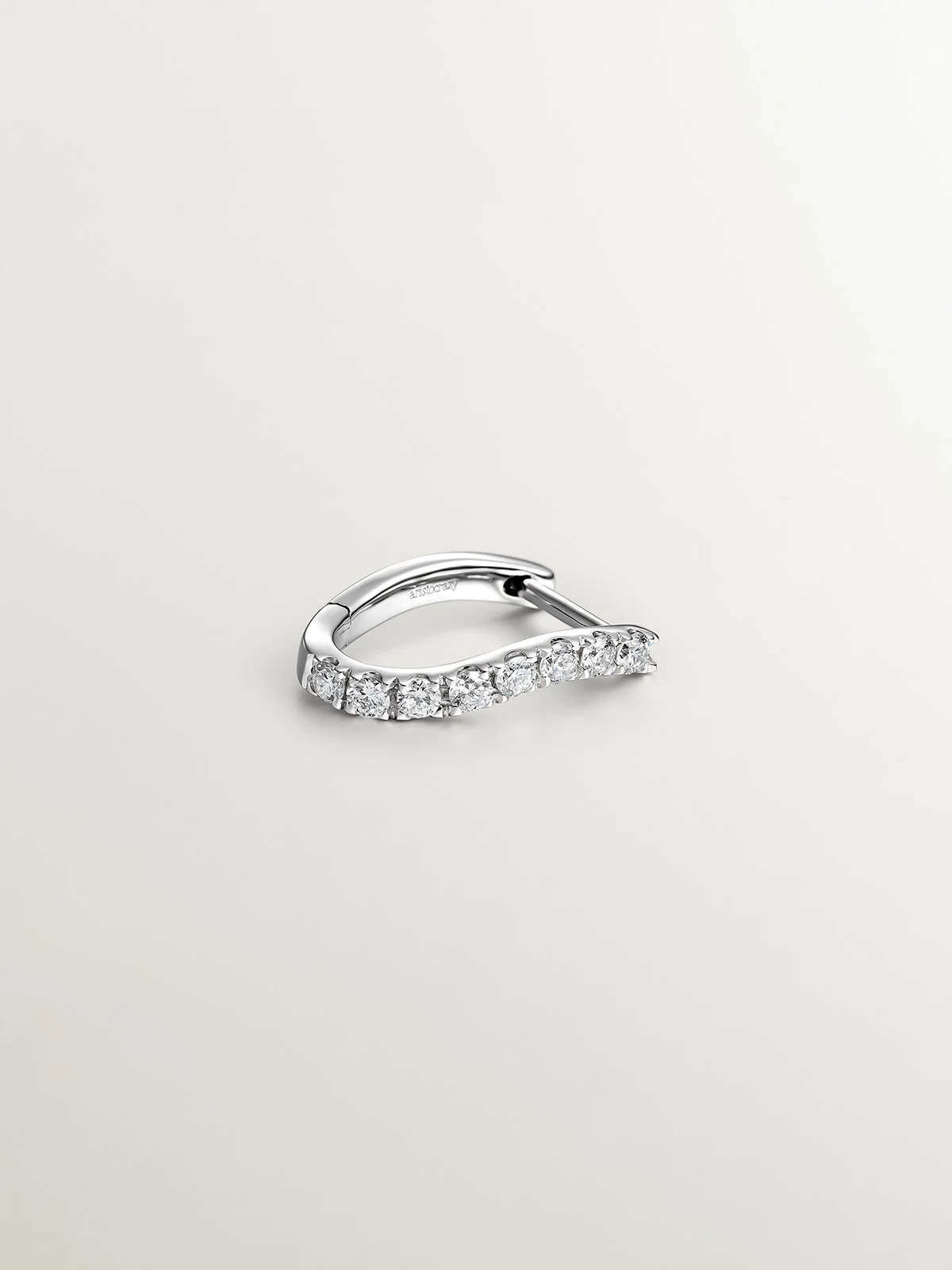 Pendiente individual de aro pequeño de oro blanco de 18K con diamantes y forma ondulada - Image 3