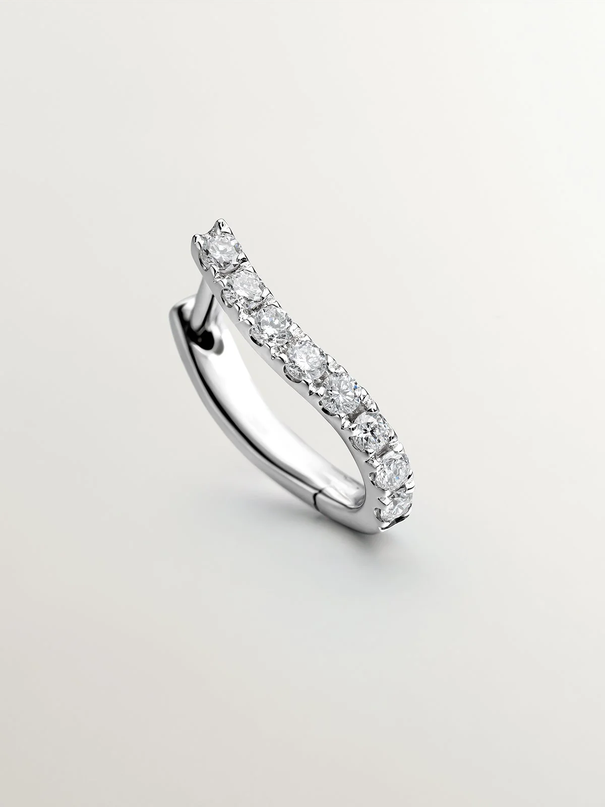 Pendiente individual de aro pequeño de oro blanco de 18K con diamantes y forma ondulada - Image 5