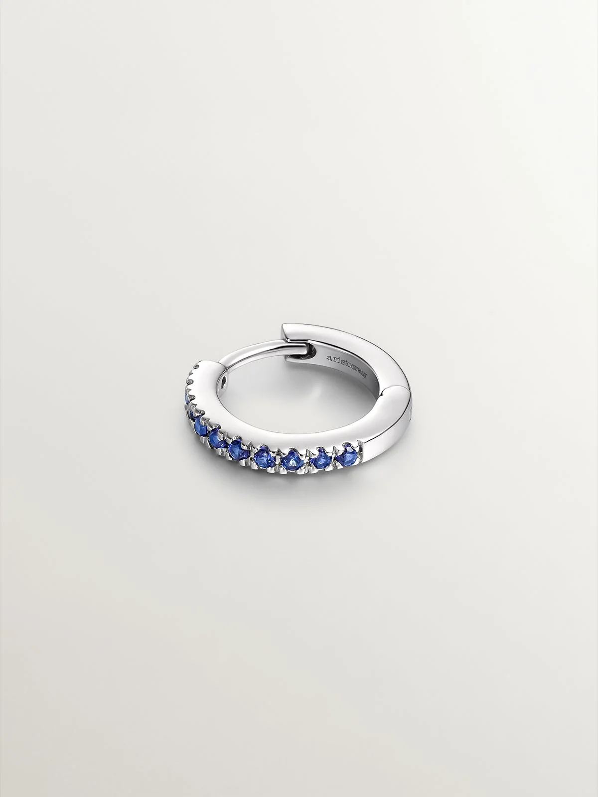 Pendiente individual de aro pequeño de oro blanco de 9K con zafiros azules - Image 3