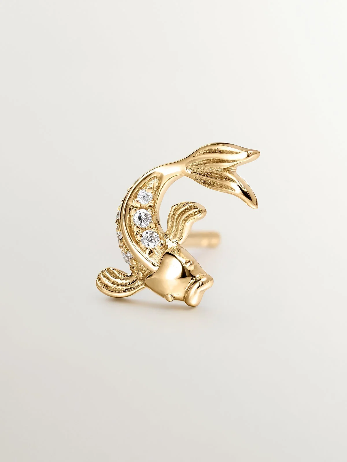 Pendiente individual de oro amarillo de 18K con diamantes con forma de pez - Image 5