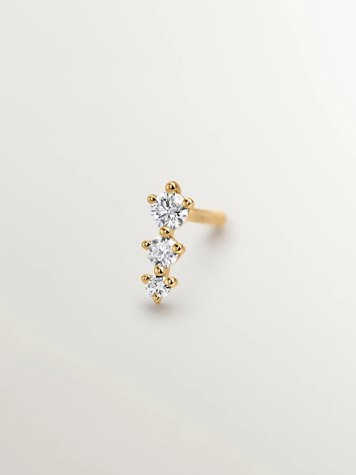 Pendiente individual de oro amarillo de 18K con triple diamante - Image 3