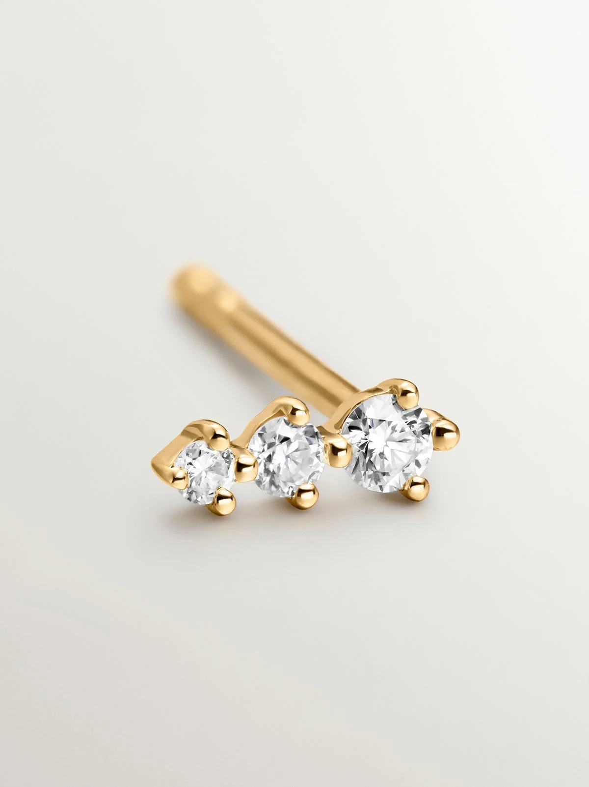 Pendiente individual de oro amarillo de 18K con triple diamante