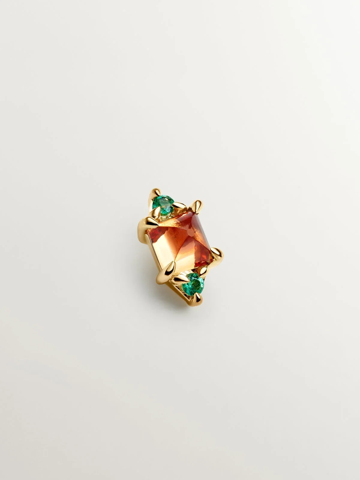 Pendiente individual de oro amarillo de 18K con zafiro naranja y esmeraldas verdes