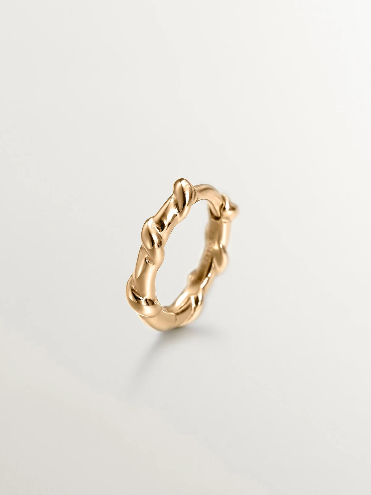 Pendiente individual de oro amarillo de 9K con relieve