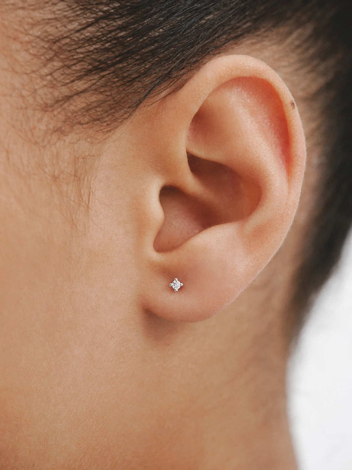 Pendiente individual de oro blanco de 18K con diamante en talla brillante - Image 2