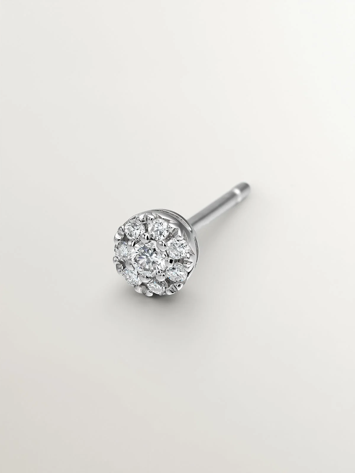 Pendiente individual de oro blanco de 18K con diamante en talla brillante