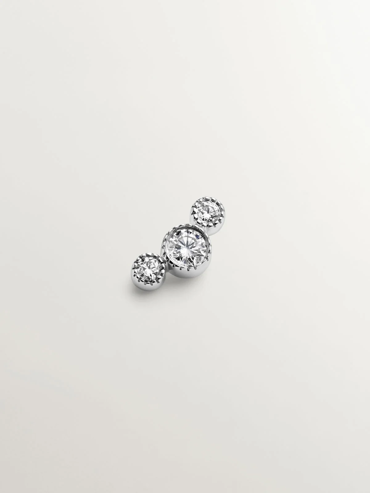 Pendiente individual de oro blanco de 18K con diamantes 0,0187 cts