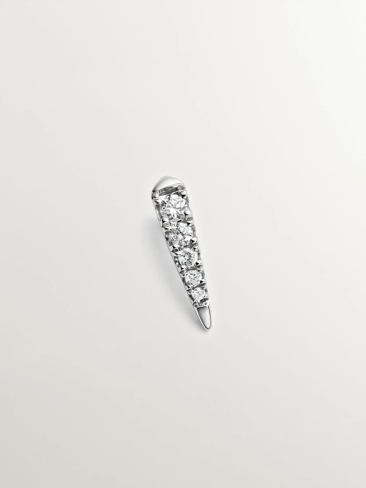 Pendiente individual de oro blanco de 18K con diamantes