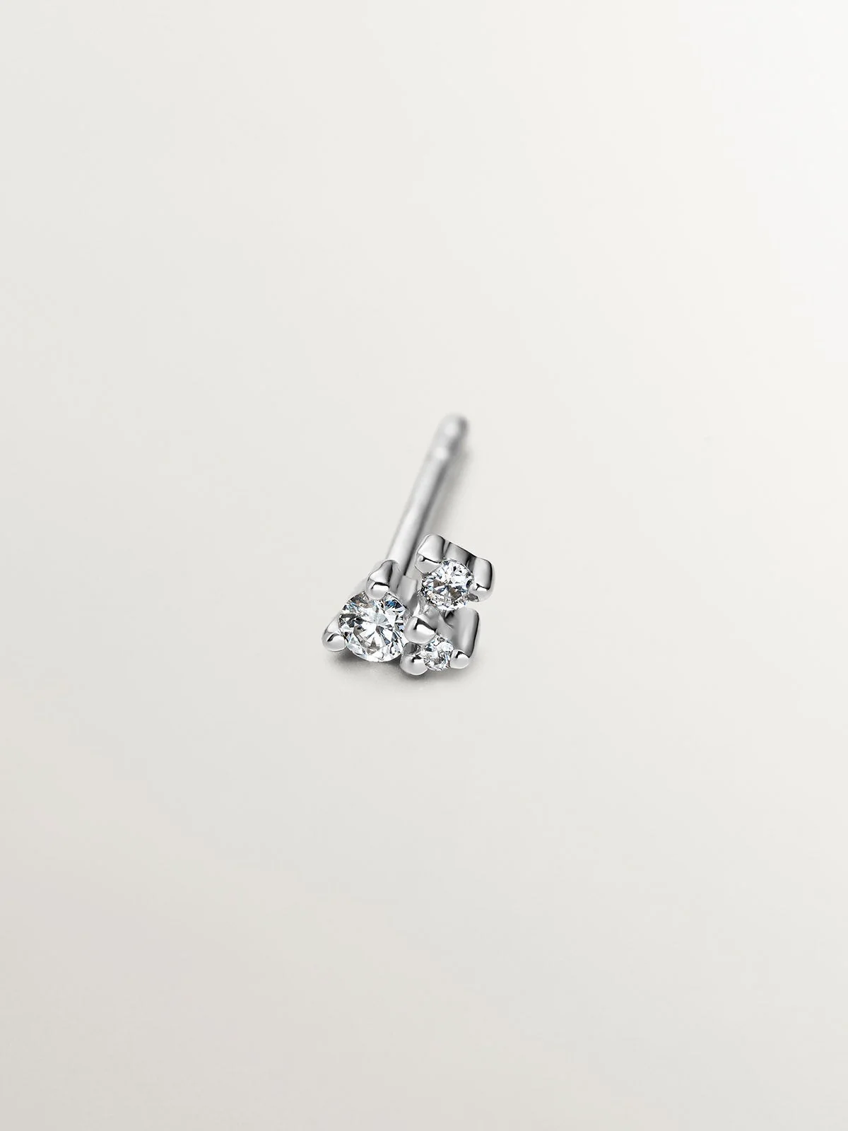 Pendiente individual de oro blanco de 18K con diamantes