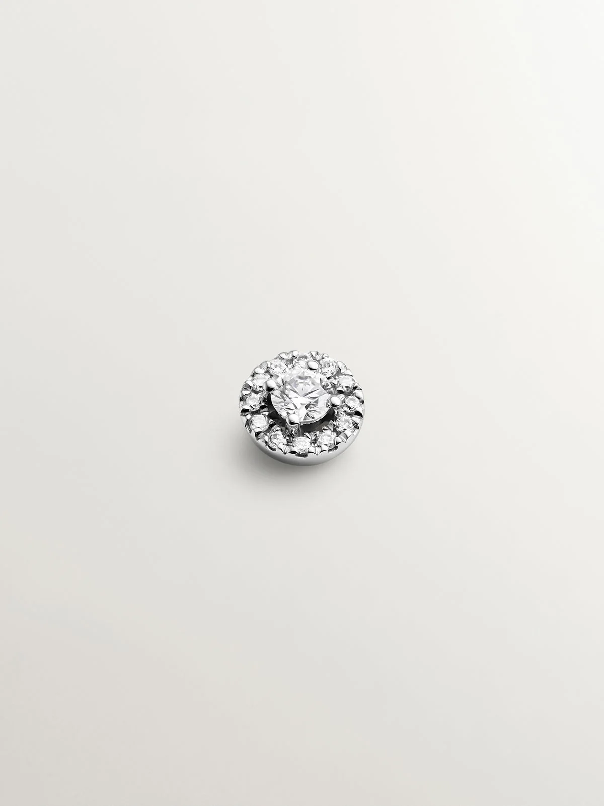 Pendiente individual de oro blanco de 18K con orla de diamantes 0,1 cts