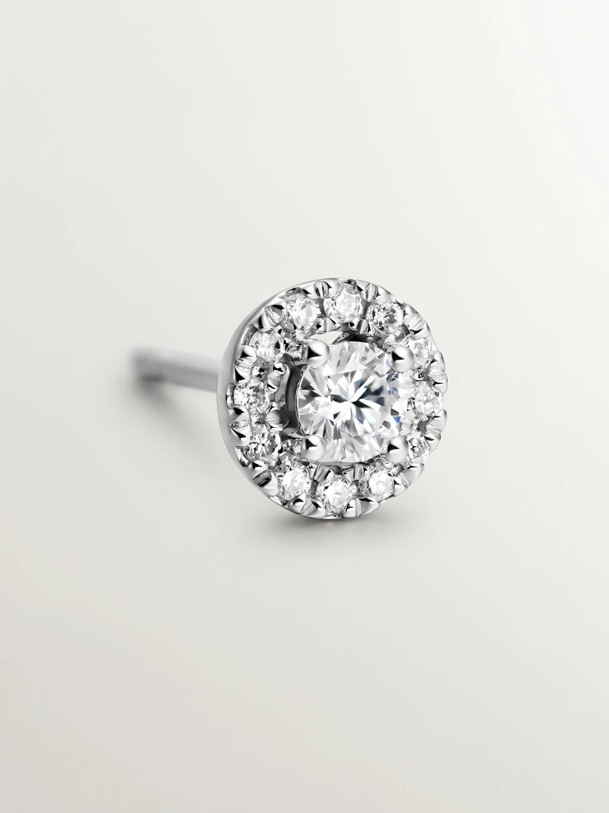 Pendiente individual de oro blanco de 18K con orla de diamantes 0,1 cts - Image 3