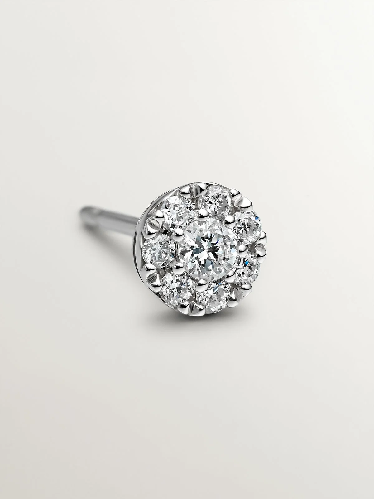 Pendiente individual de oro blanco de 18K con roseta de diamantes 0,06 cts