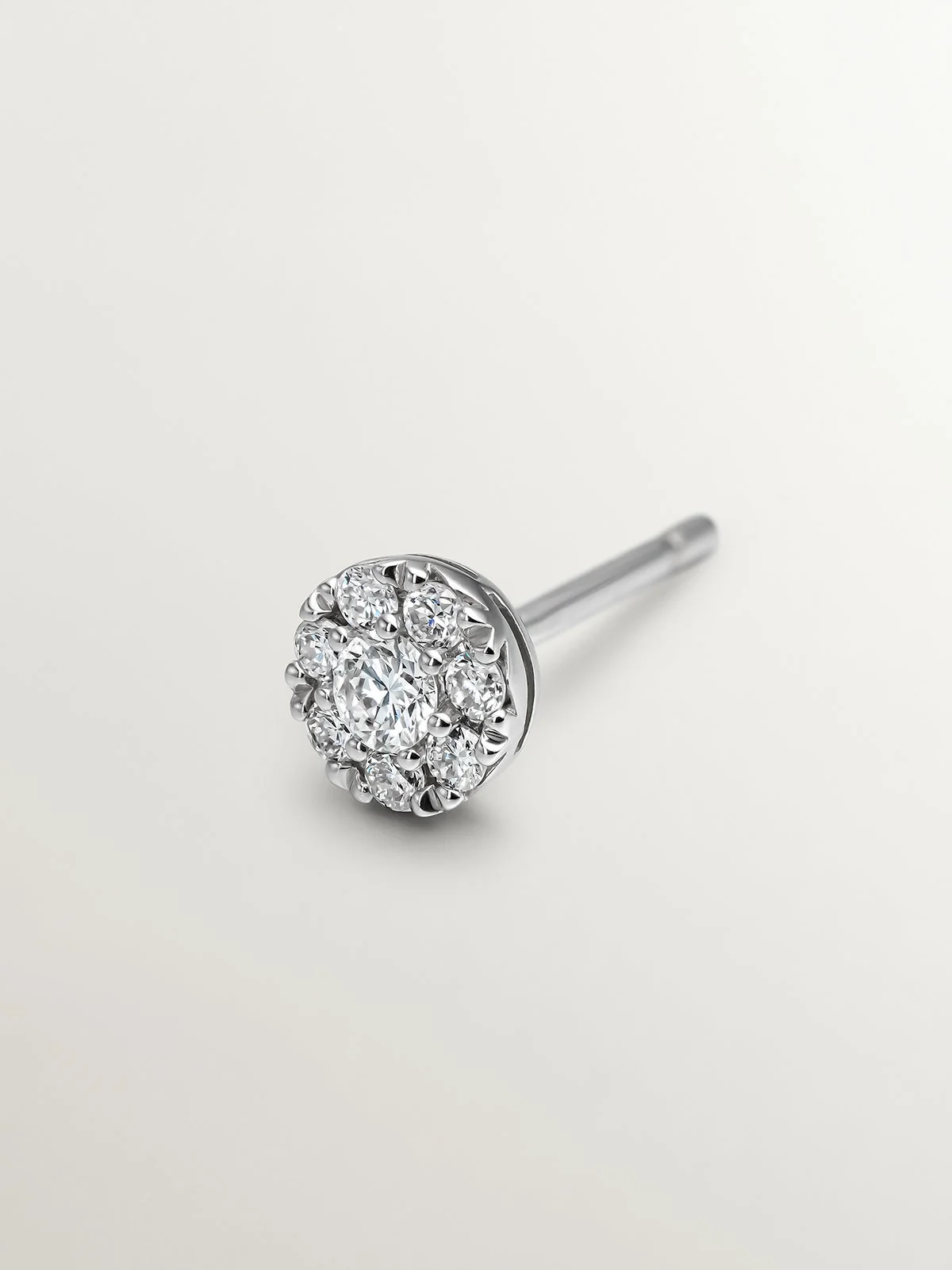 Pendiente individual de oro blanco de 18K con roseta de diamantes 0,06 cts - Image 5