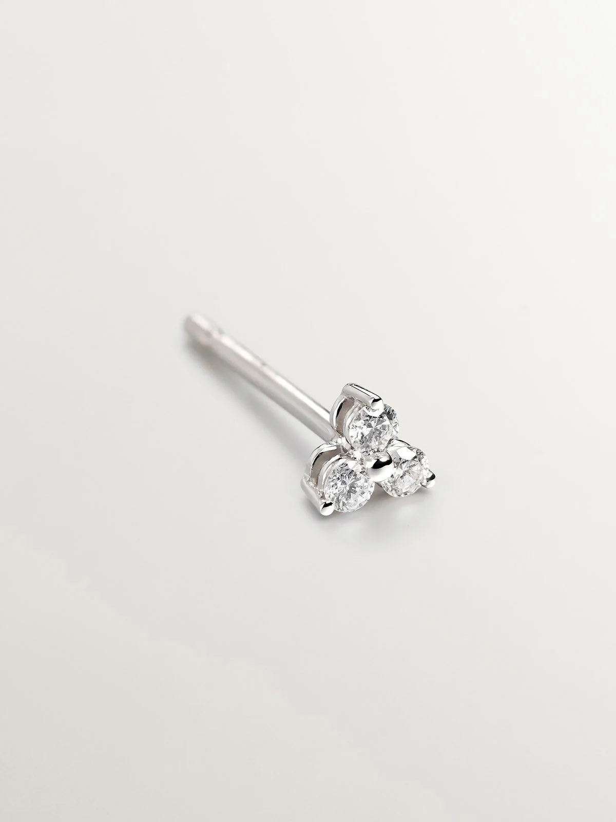 Pendiente individual de oro blanco de 18K con trébol de diamantes - Image 3