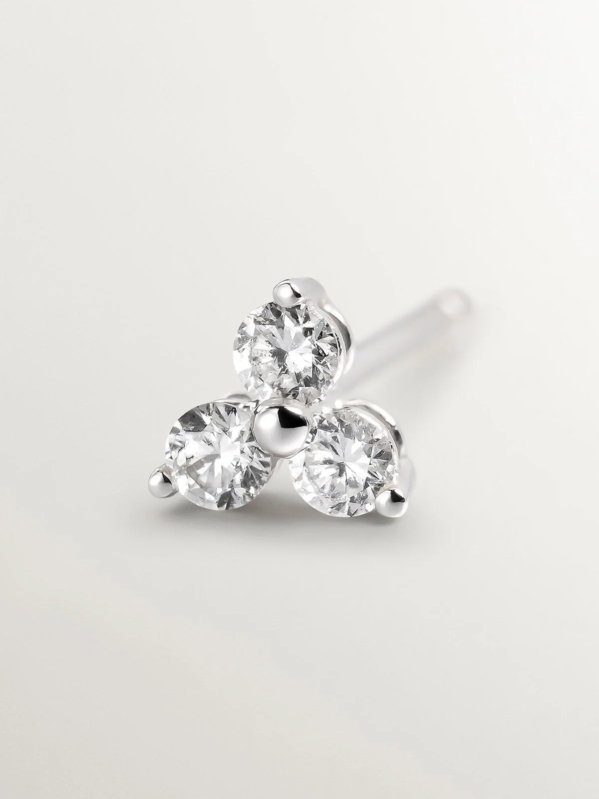Pendiente individual de oro blanco de 18K con trébol de diamantes - Image 5