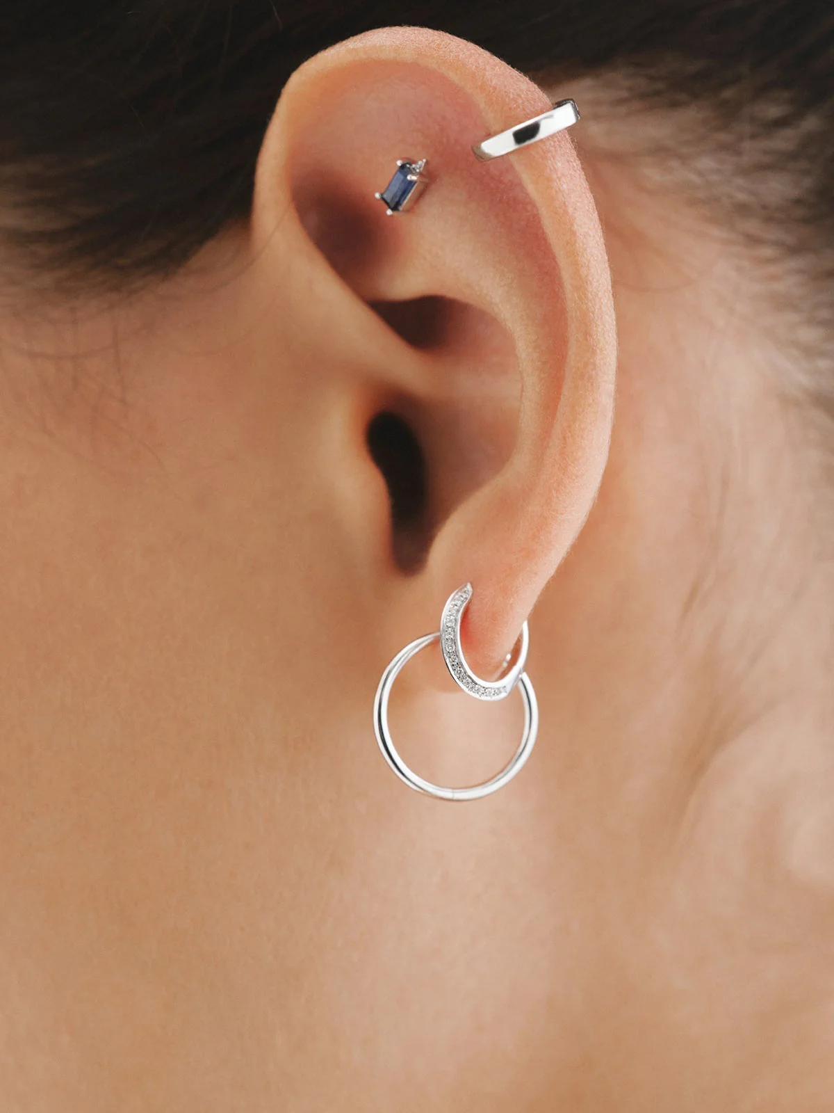 Pendiente individual de oro blanco de 18K con zafiro azul y diamantes blancos - Image 7