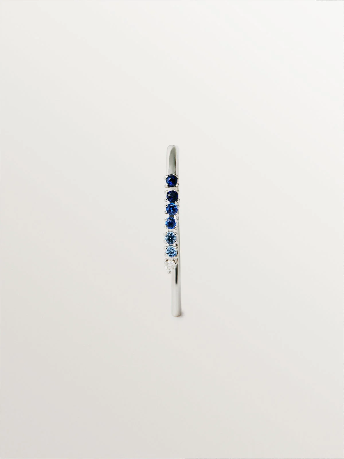 Pendiente individual de oro blanco de 9K con zafiros azules y diamantes