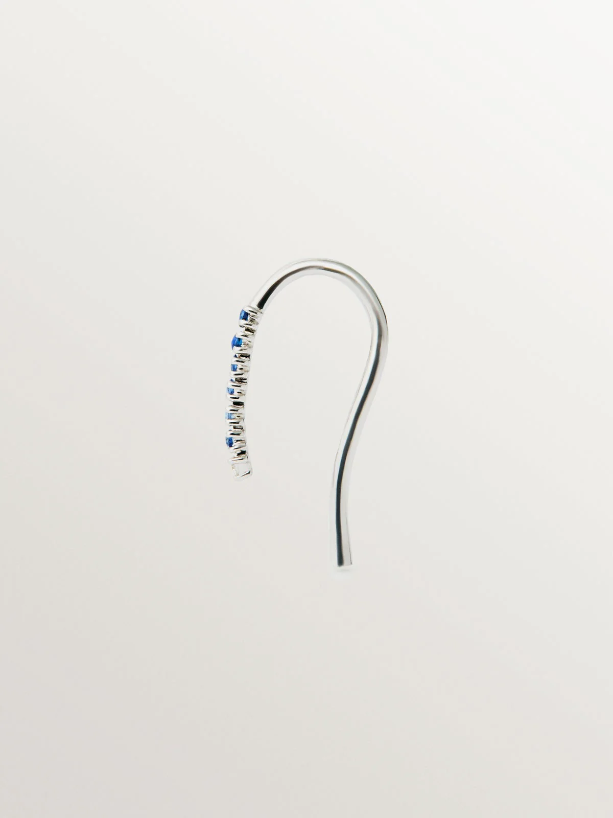 Pendiente individual de oro blanco de 9K con zafiros azules y diamantes - Image 3