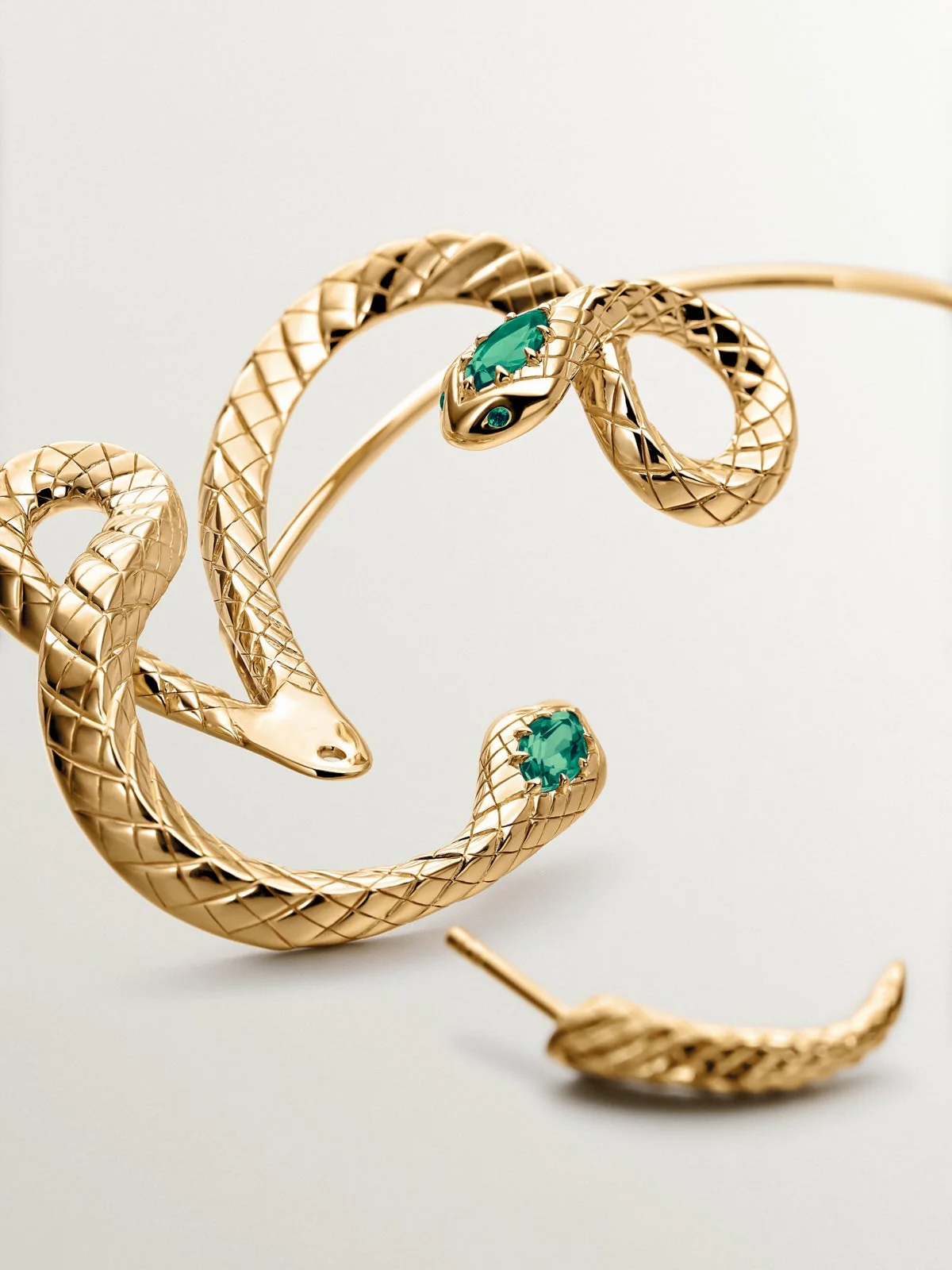 Pendiente individual de plata 925 bañada en oro amarillo de 18K con ónix verde en forma de serpiente - Image 5