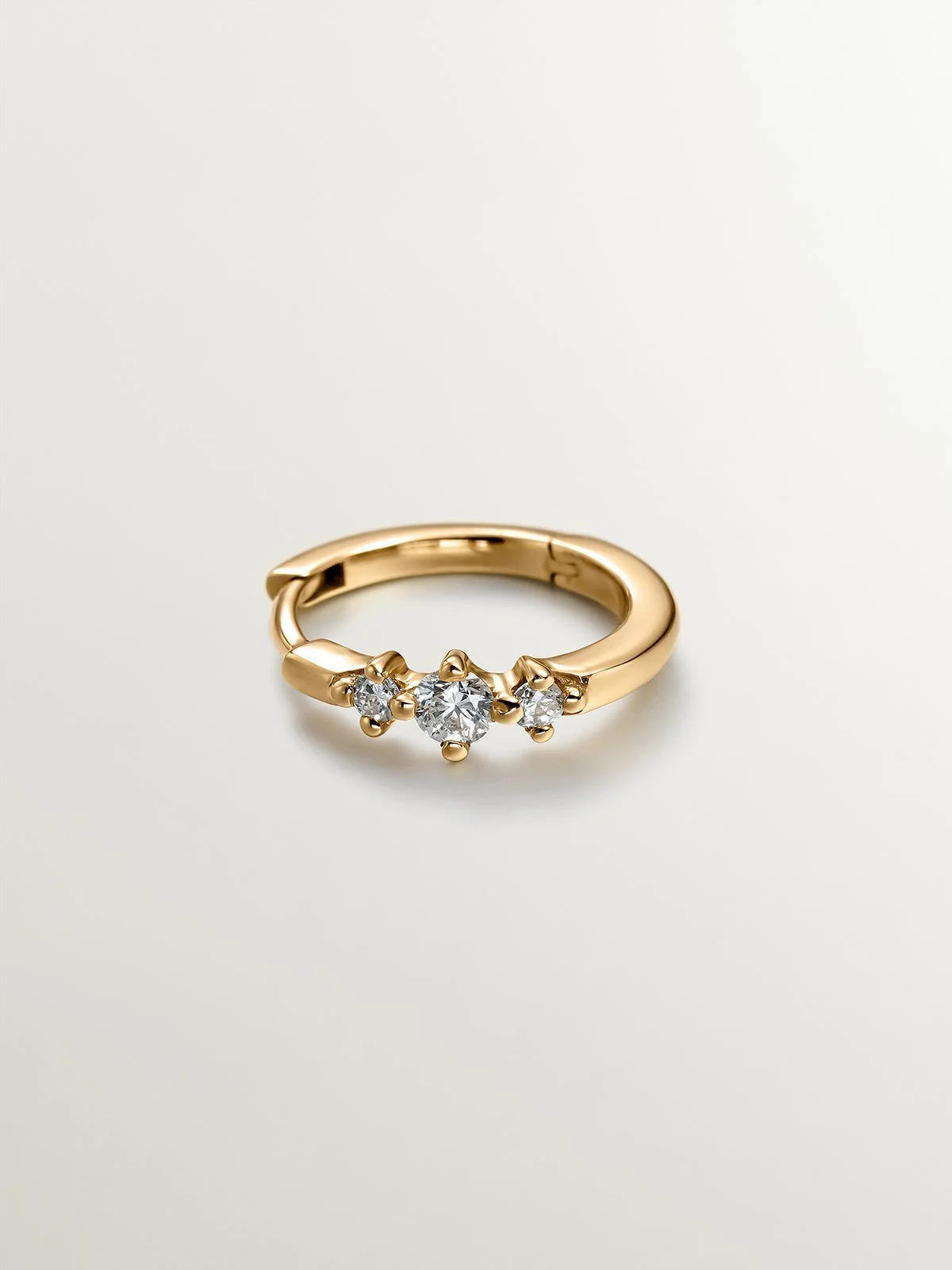 Pendiente individual pequeño de aro de oro amarillo de 18K con triple diamante - Image 5