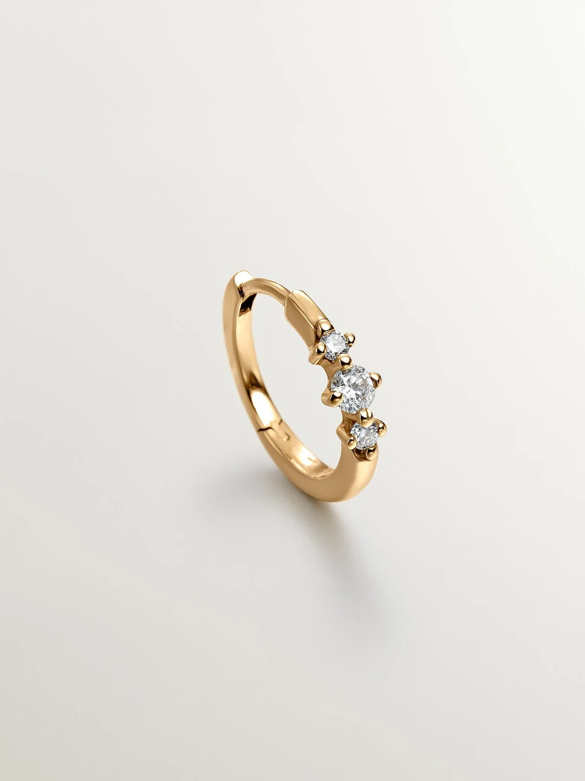 Pendiente individual pequeño de aro de oro amarillo de 18K con triple diamante