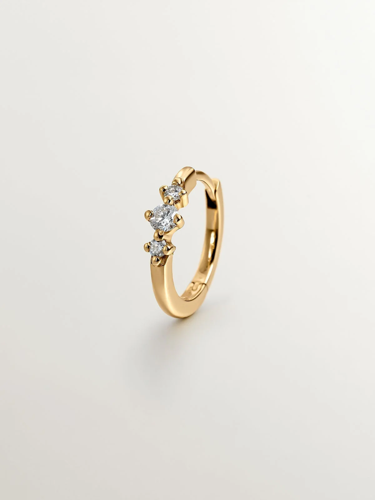 Pendiente individual pequeño de aro de oro amarillo de 18K con triple diamante - Image 3