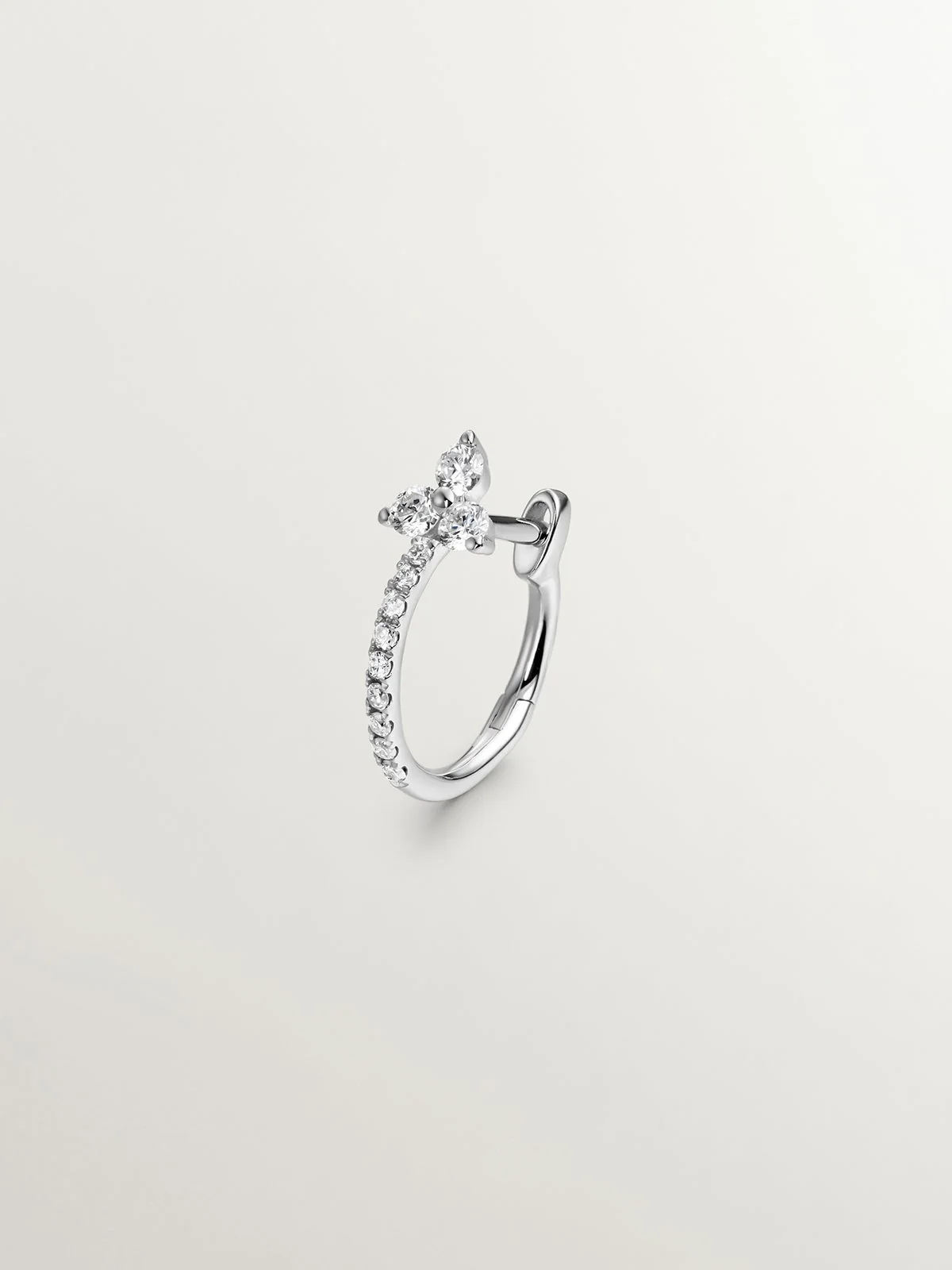 Pendiente individual pequeño de aro de oro blanco de 18K con diamantes