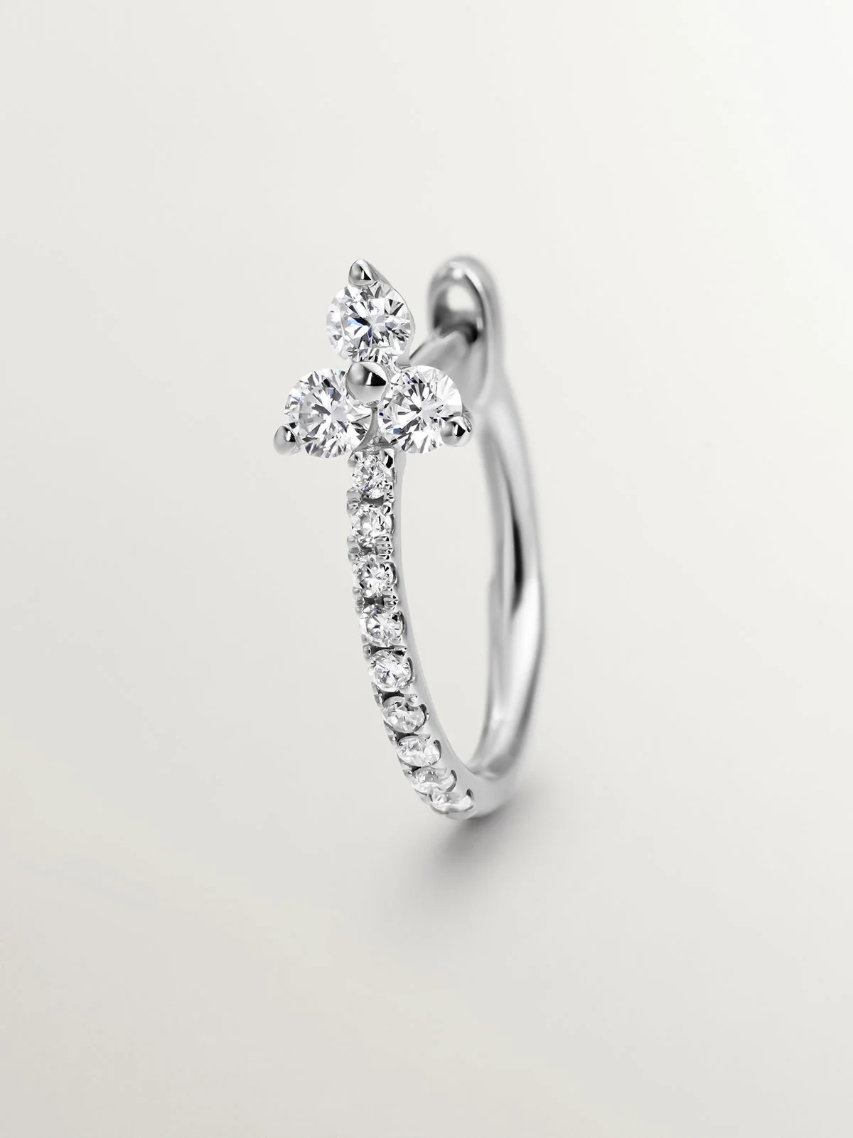 Pendiente individual pequeño de aro de oro blanco de 18K con diamantes - Image 5