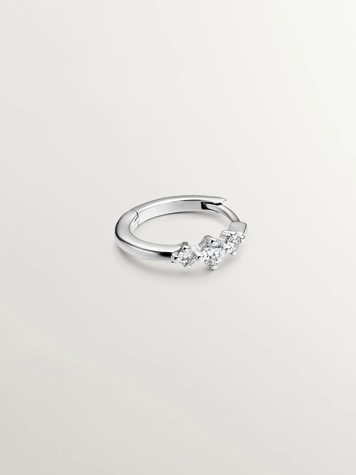Pendiente individual pequeño de aro de oro blanco de 18K con triple diamante - Image 5