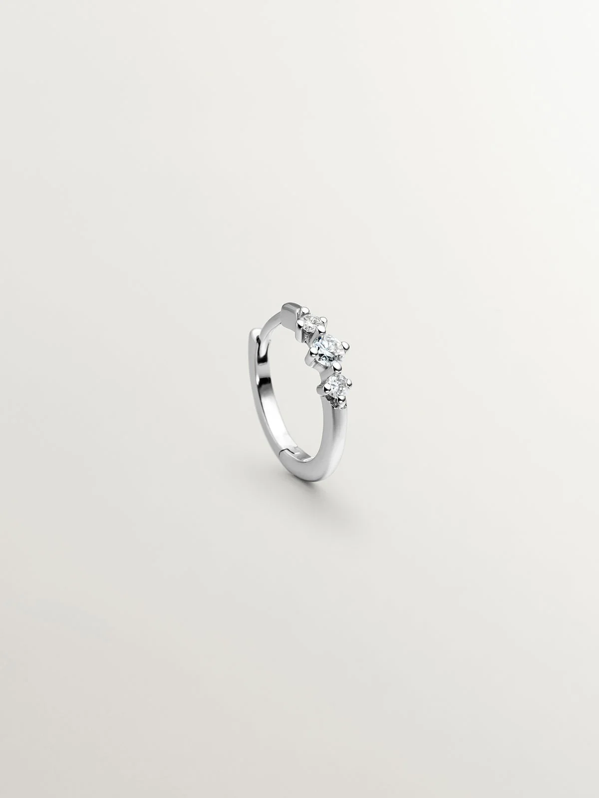Pendiente individual pequeño de aro de oro blanco de 18K con triple diamante