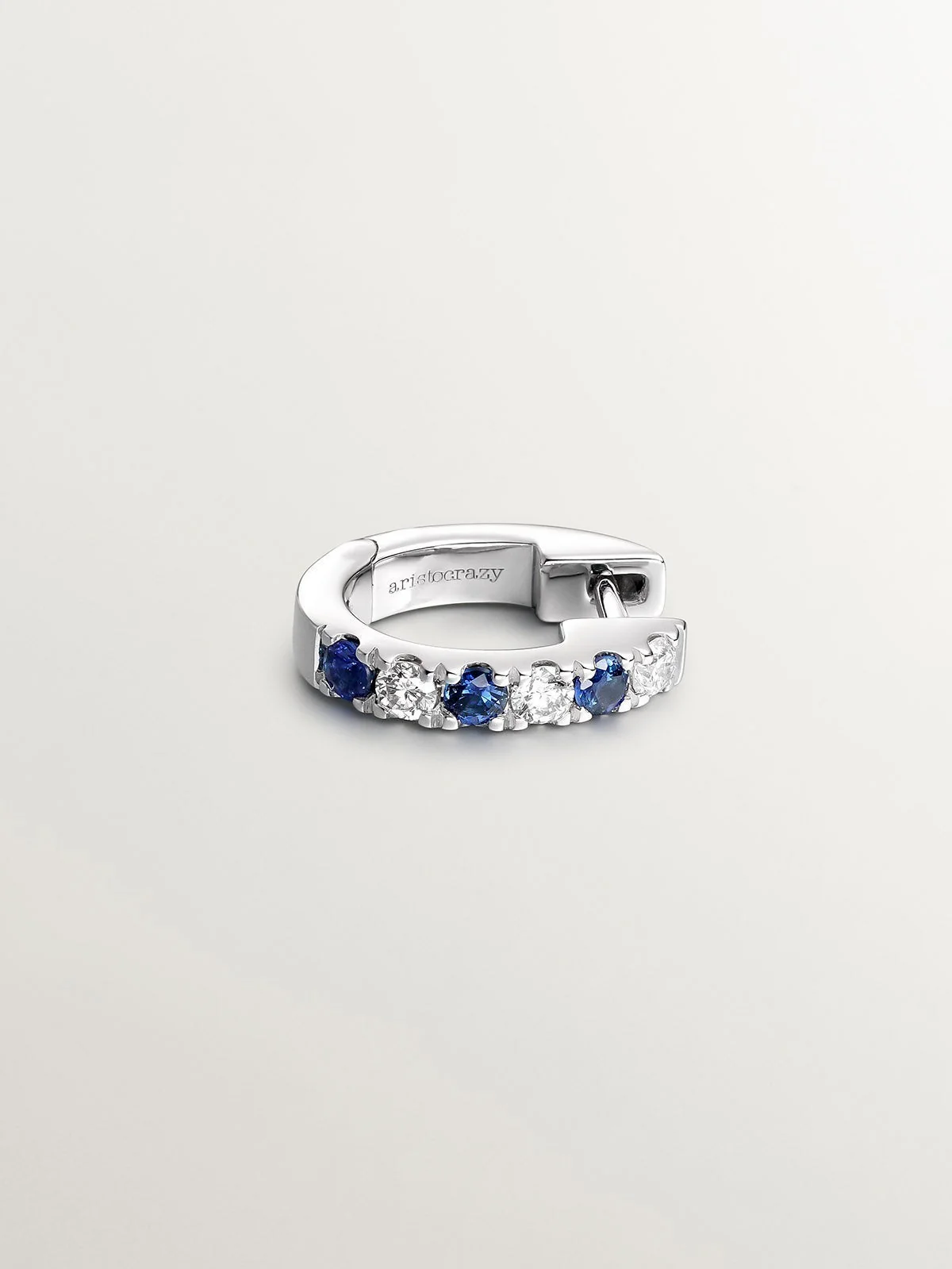 Pendiente individual pequeño de aro de oro blanco de 9K con zafiros azules y diamantes - Image 3