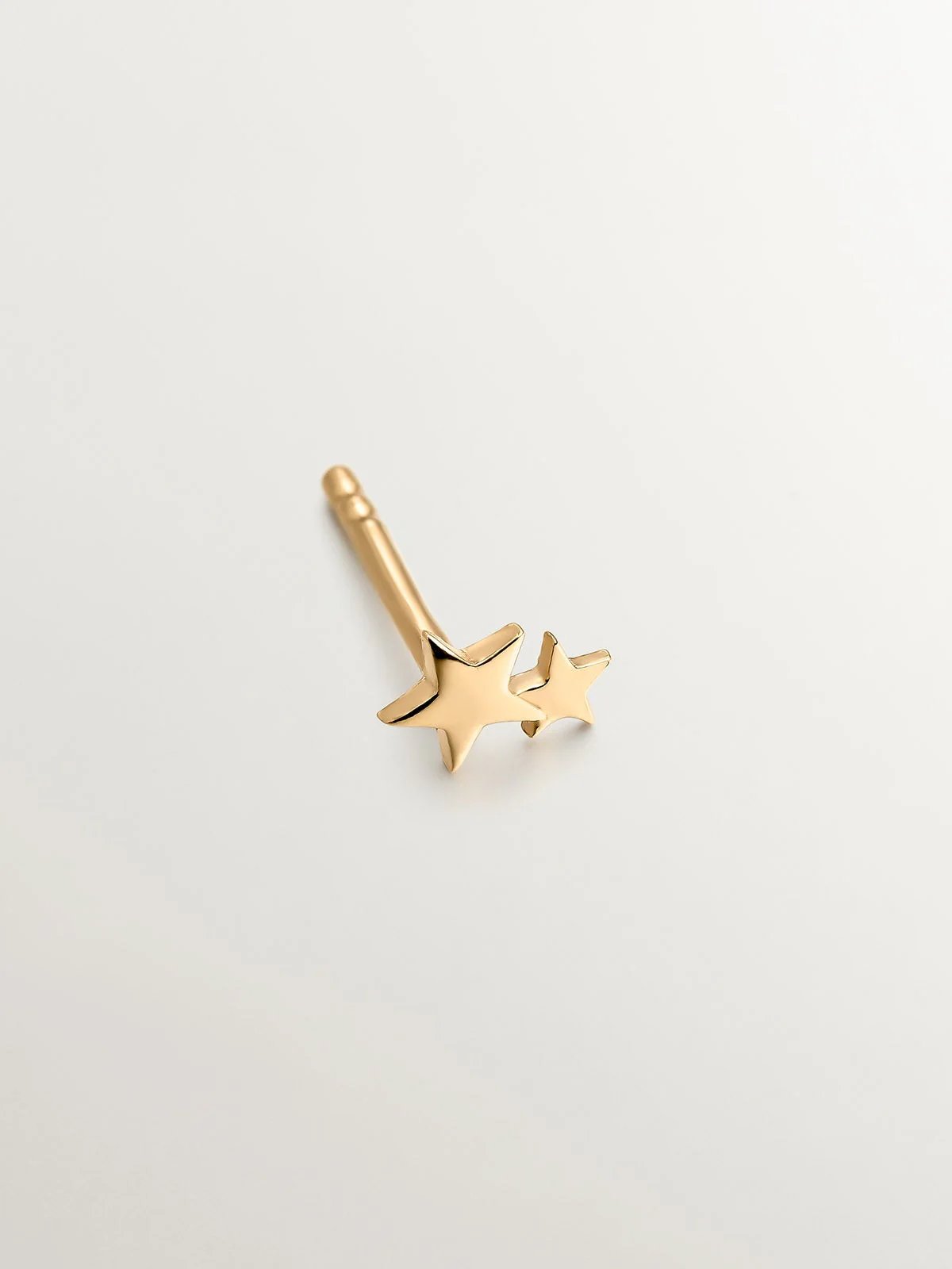 Pendiente individual pequeño de plata 925 bañada en oro amarillo de 18K con estrellas - Image 3