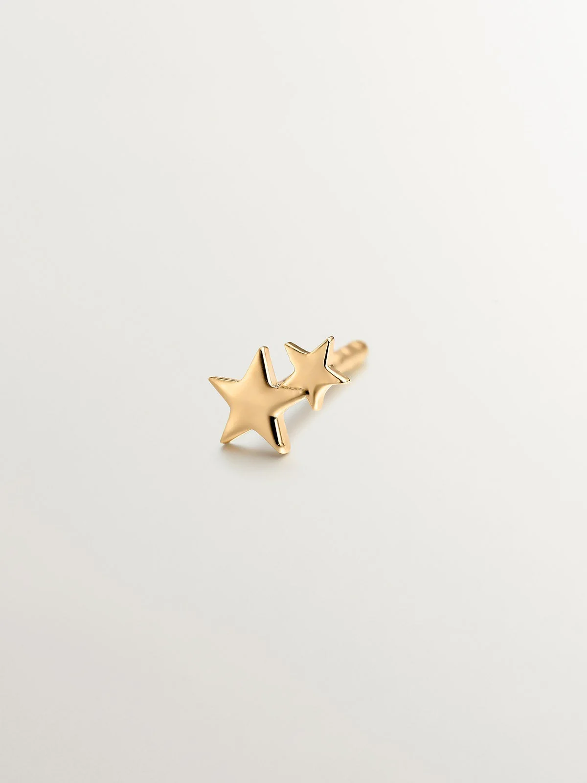 Pendiente individual pequeño de plata 925 bañada en oro amarillo de 18K con estrellas - Image 5