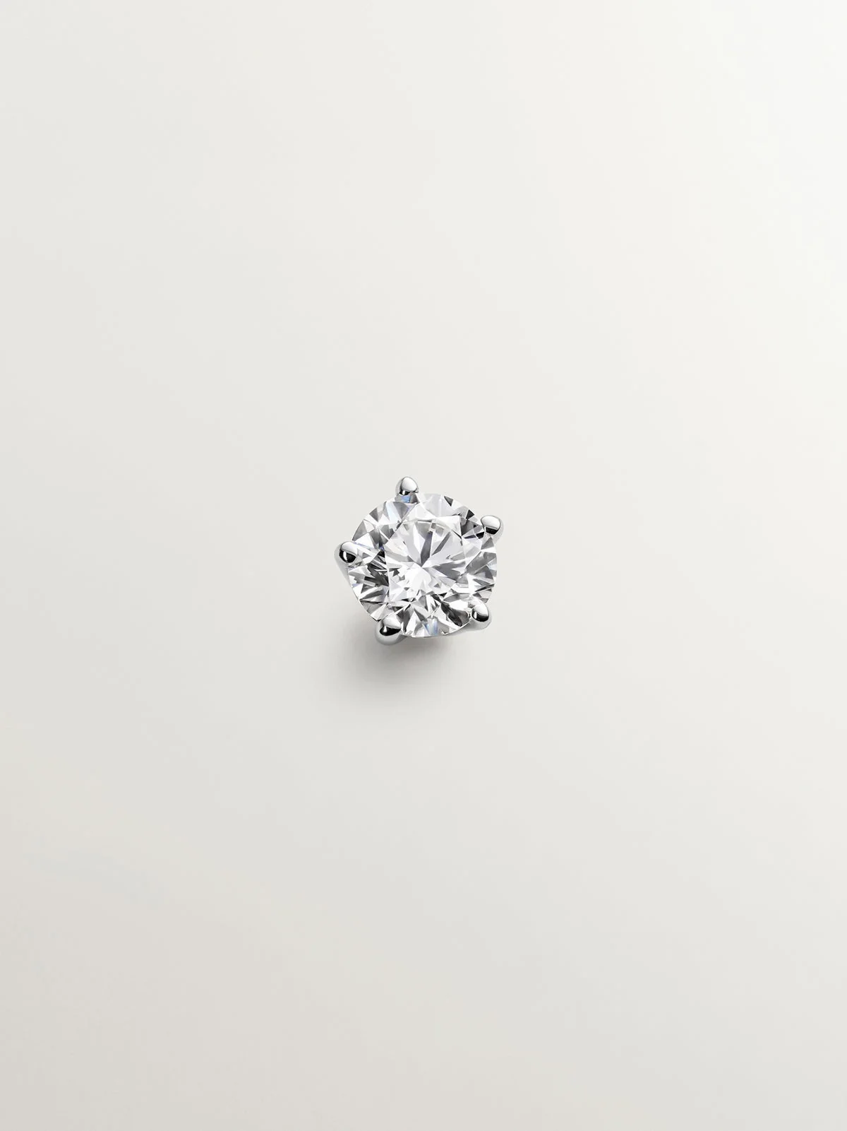 Pendiente solitario de oro blanco de 18K con diamante 0,20 cts