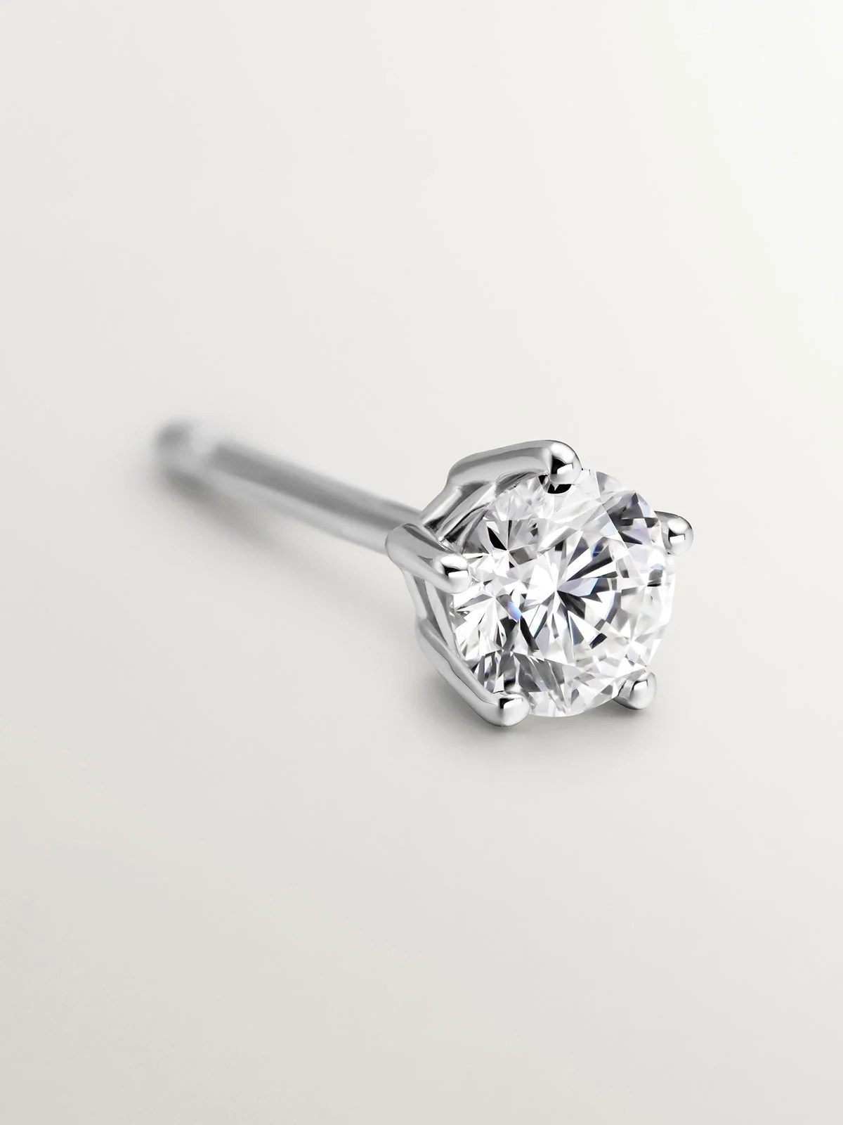 Pendiente solitario de oro blanco de 18K con diamante 0,20 cts - Image 5
