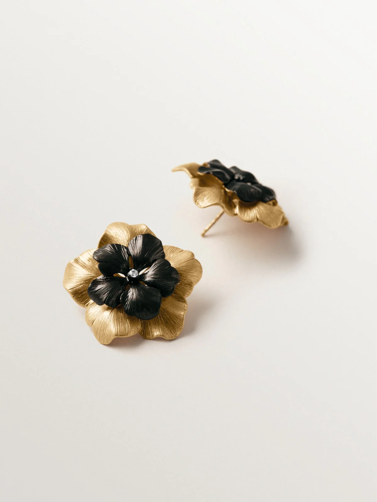Pendientes bicolor de botón bañado en oro amarillo con cristal y forma de flor - Image 3