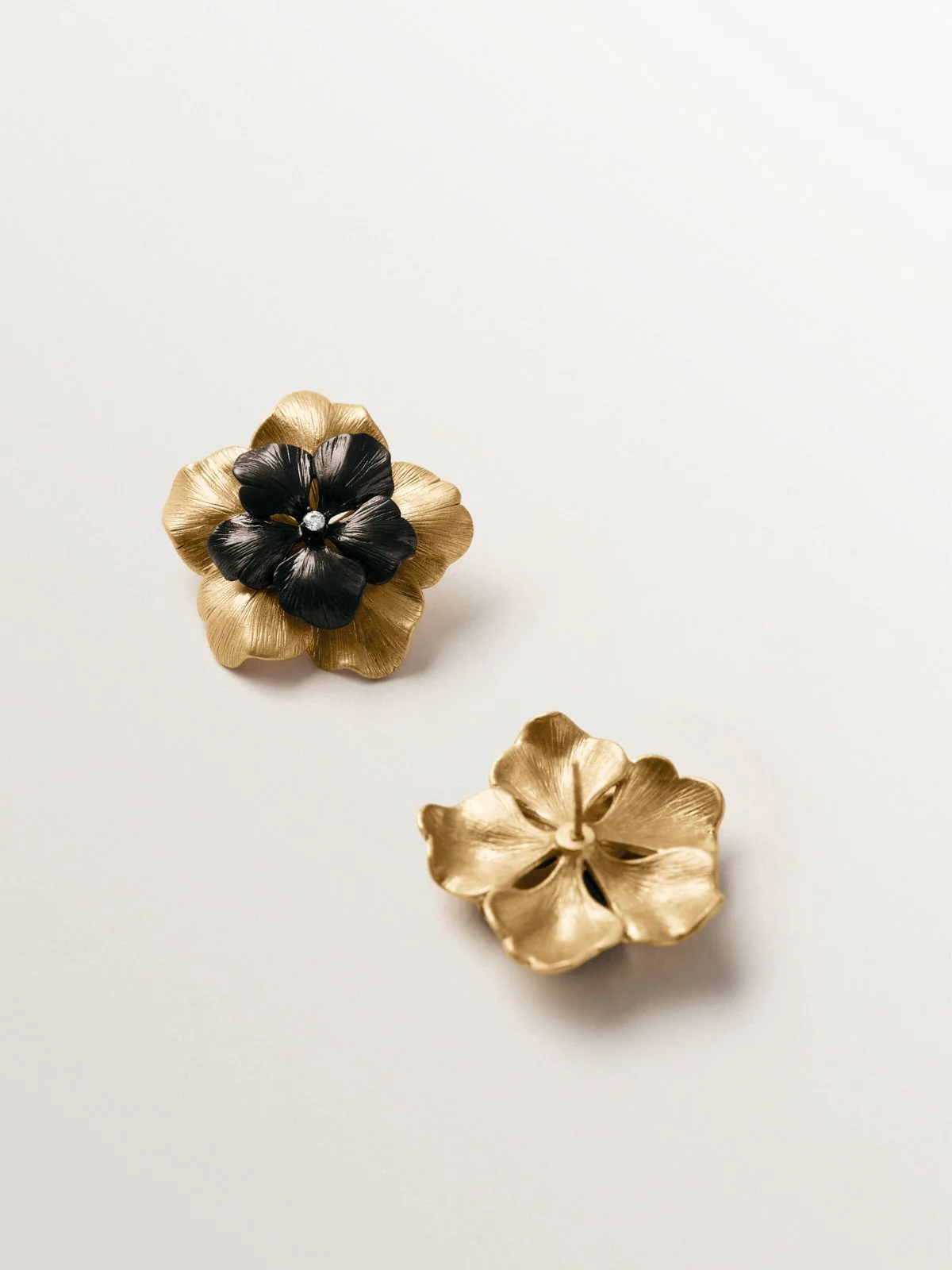 Pendientes bicolor de botón bañado en oro amarillo con cristal y forma de flor - Image 5