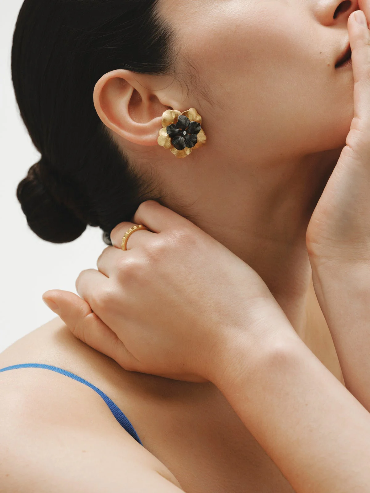 Pendientes bicolor de botón bañado en oro amarillo con cristal y forma de flor - Image 6