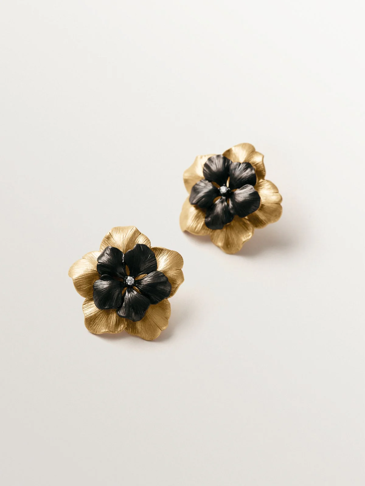 Pendientes bicolor de botón bañado en oro amarillo con cristal y forma de flor - Image 7