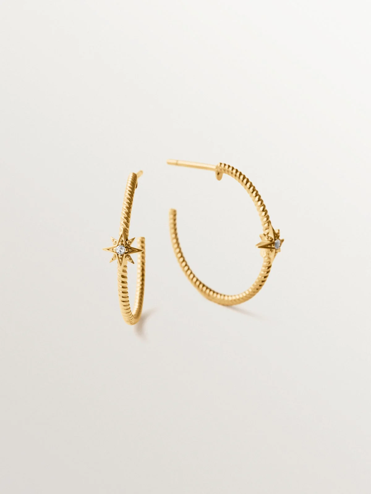 Pendientes de aro con textura gallonada de plata 925 bañada en oro de 18K con topacios blancos y estrellas - Image 3