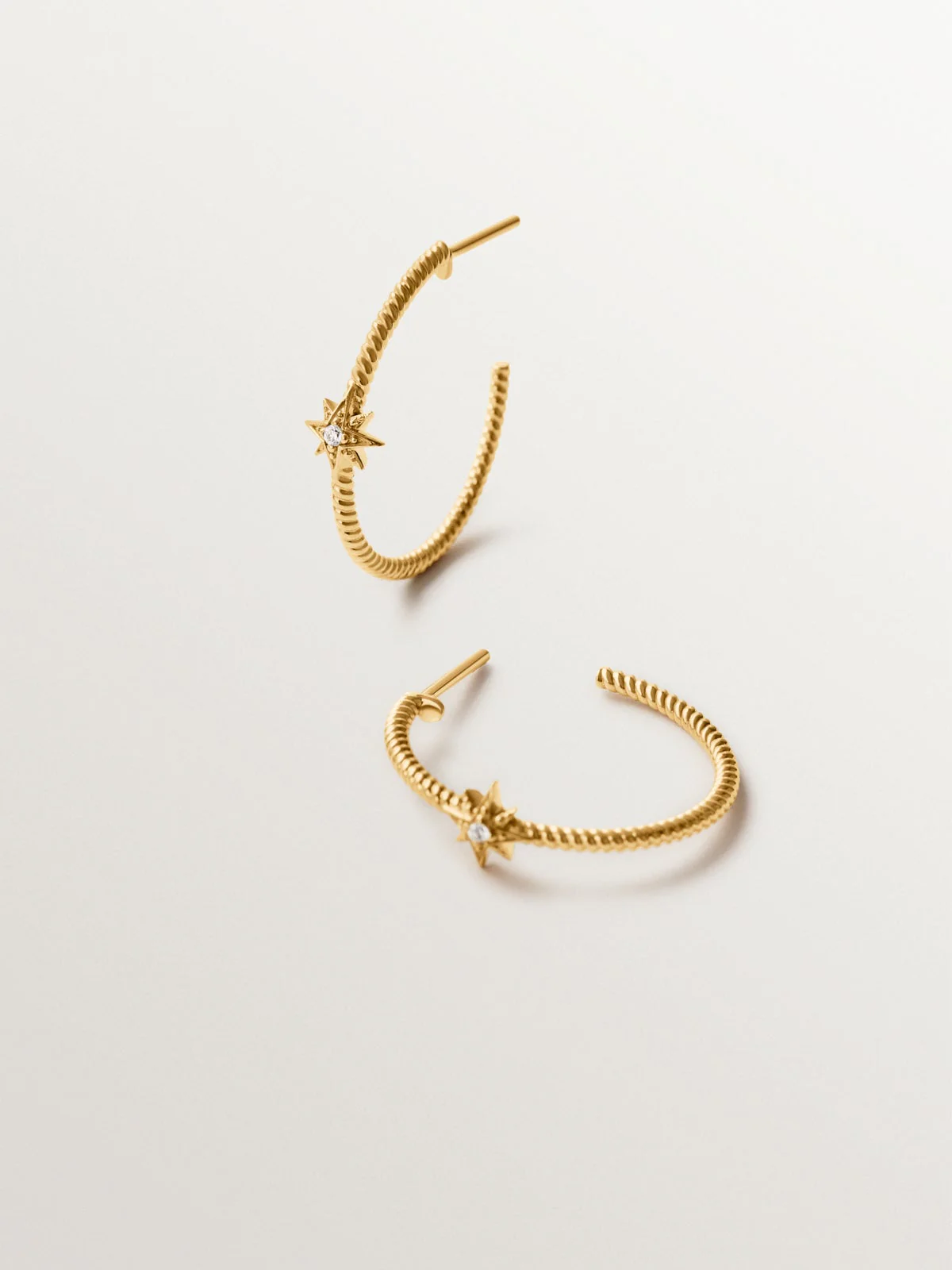 Pendientes de aro con textura gallonada de plata 925 bañada en oro de 18K con topacios blancos y estrellas - Image 5